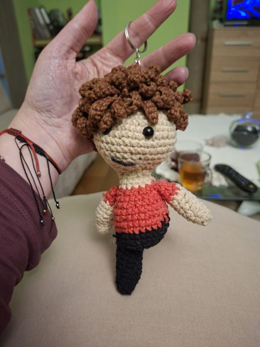 Ręcznie wykonany breloczek Li – 15 cm, One Direction, amigurumi
