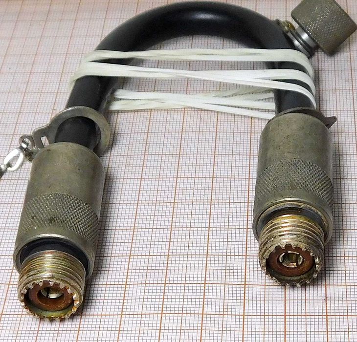 Kabel koncentryczny antenowy wzmacniacza mocy UM3 radiostacji [0407]