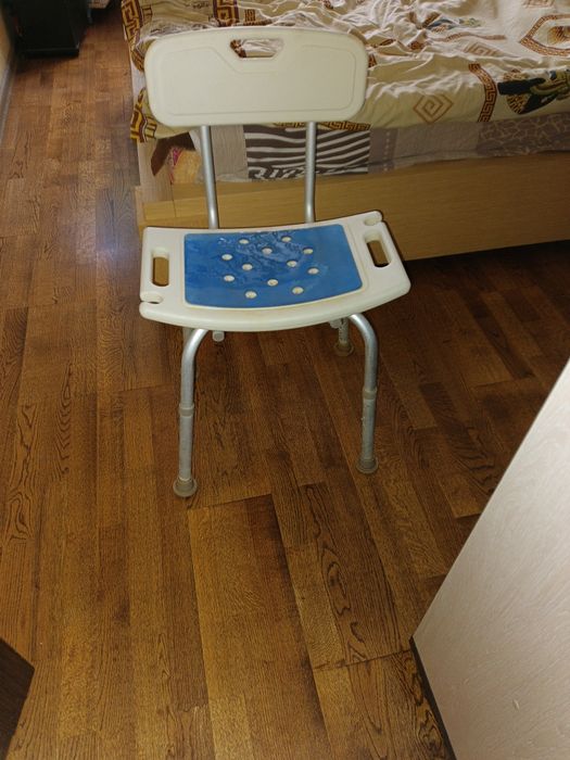 Стілець для інвалідів та осіб похилого віку