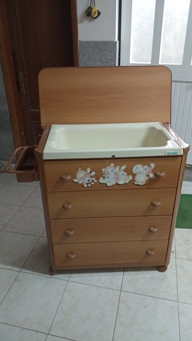 Cómoda de bebé com banheira incorporada, a banheira é removível e fica só como cómoda
