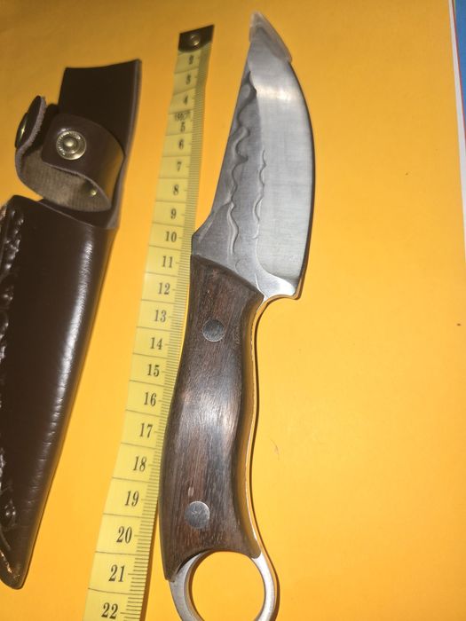 Elegancki nóż turystyczny ostry ładnie wykonany