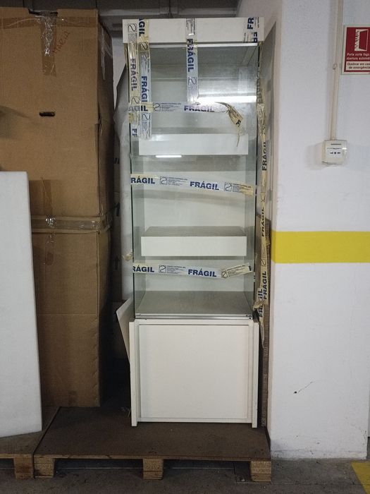 Móvel branco com luz