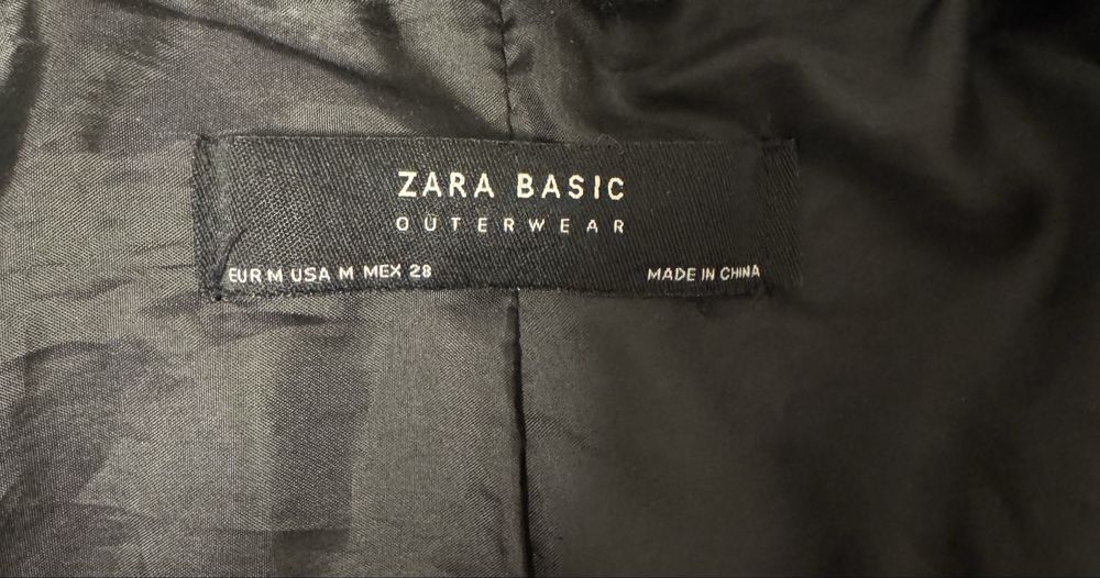 Класична чорна куртка-косуха від Zara