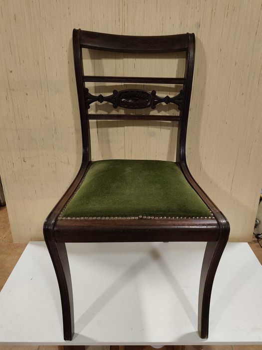 Cadeira em castanho velho