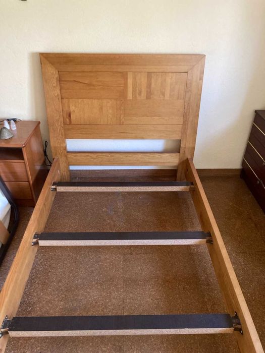 Cama de solteiro 90x200 em madeira maciça com estrado