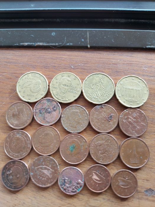 Moedas com defeito diferentes e de vários países