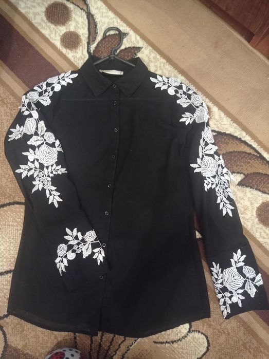 Жіноча гарна сорочка