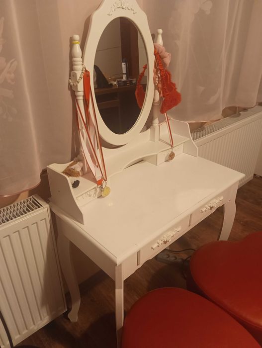 biurko + toaletka z pufami