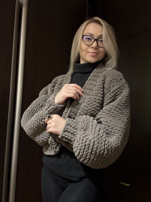 Kardigan, przyjemny w dotyku , wykonany z włóczki Alize Puffi Fajn, rozmiar S-M; na zamówienie dostępny w dowolnym rozmiarze i długości.
