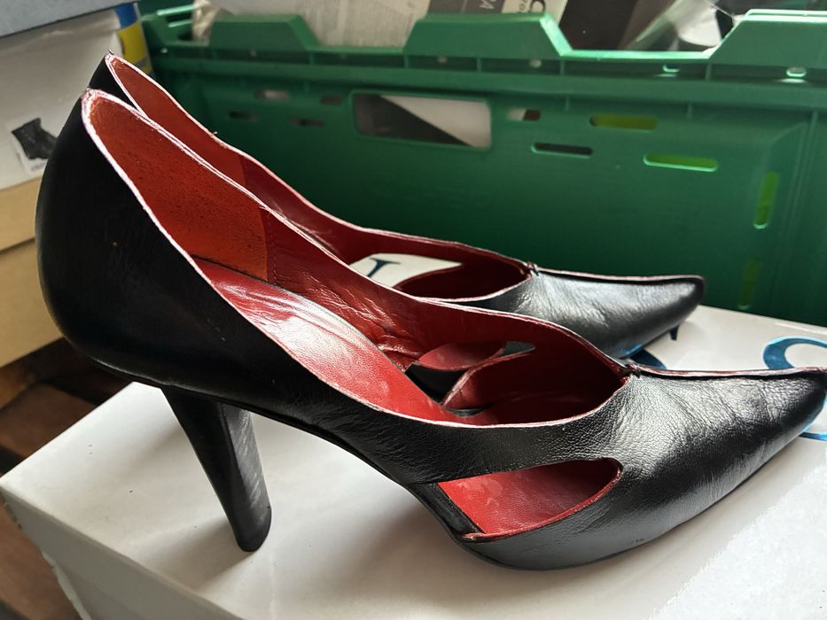Sapatos Ixos (Prof) pretos e vermelhos