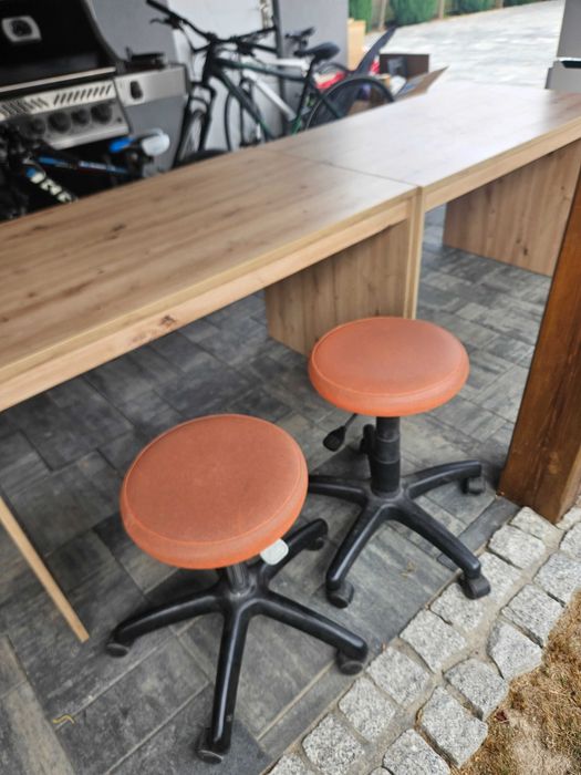 Biurko jasne krzeslo