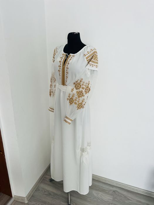 Стильні вишиті сукні