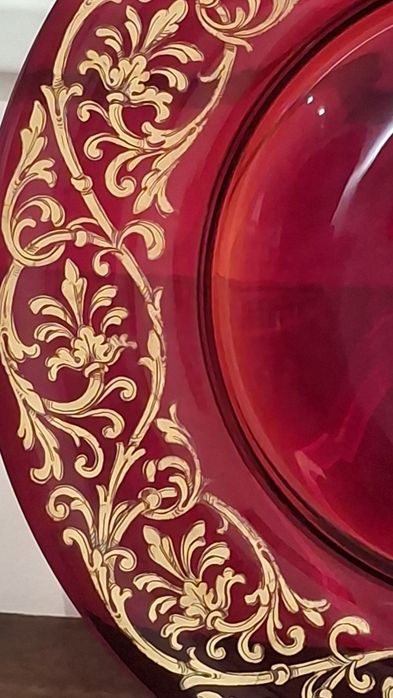 Prato de vidro vermelho pintado a ouro 24k murano