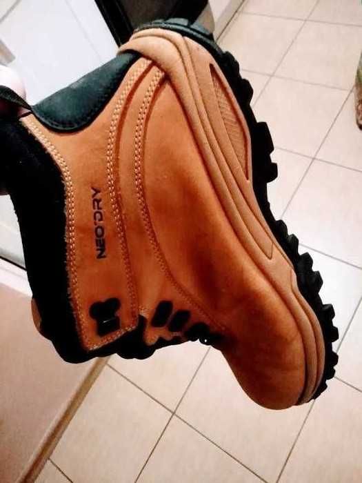 4F. Buty jesienno- zimowe