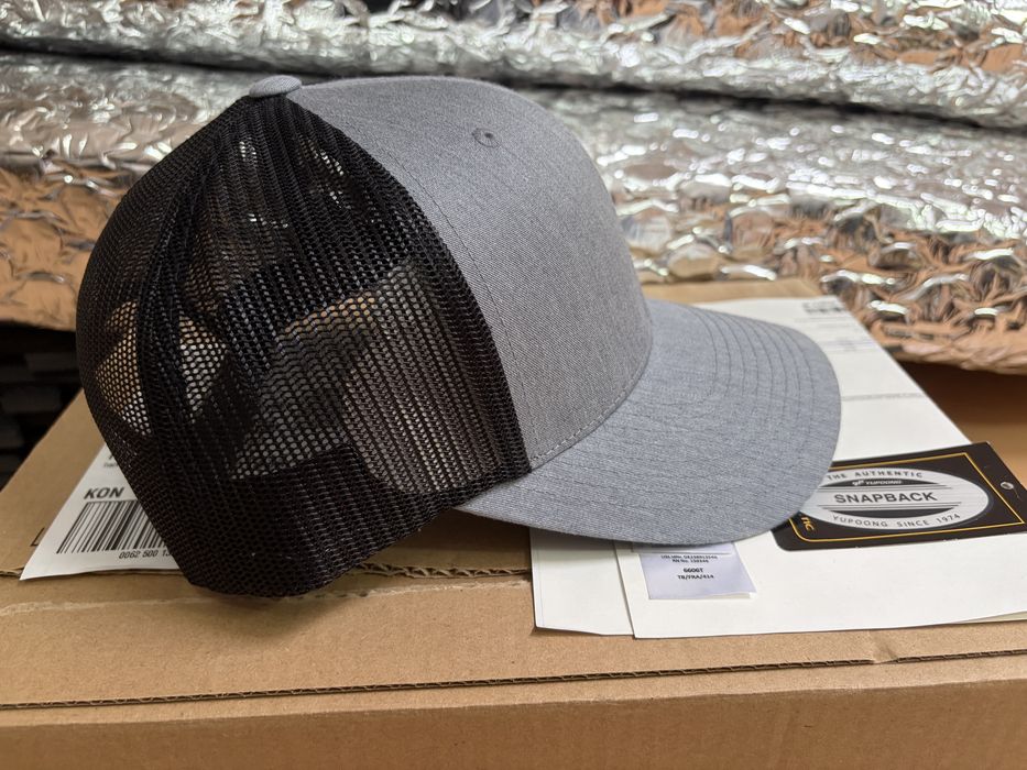 Nowa z metką Szara czarna czapka z daszkiem Flexfit