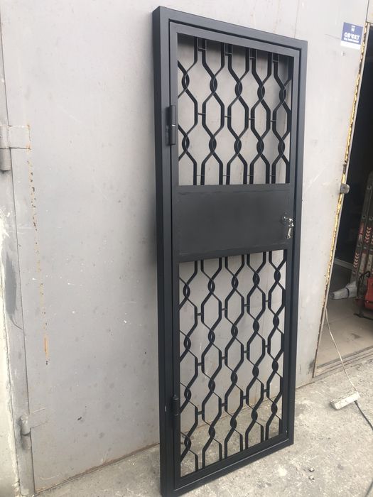 Двері в підвал технічні кладовку металеві з замком.