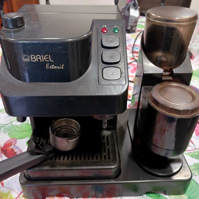 Máquina de café com muinho