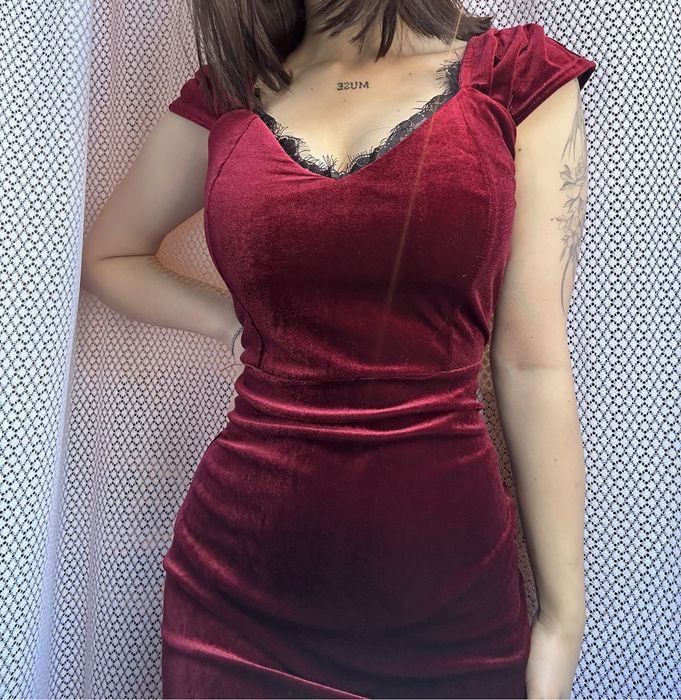 Жіноче червоне плаття