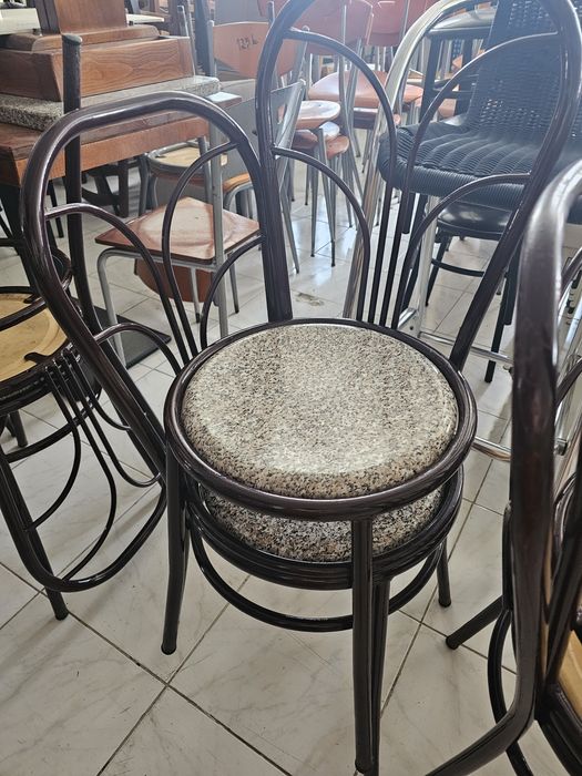 Conjunto de mesas e cadeiras