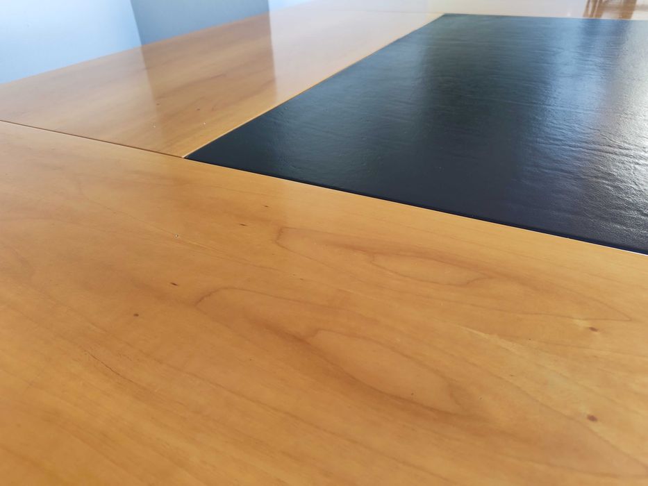 Mesa de escritório com uma parte em pele
