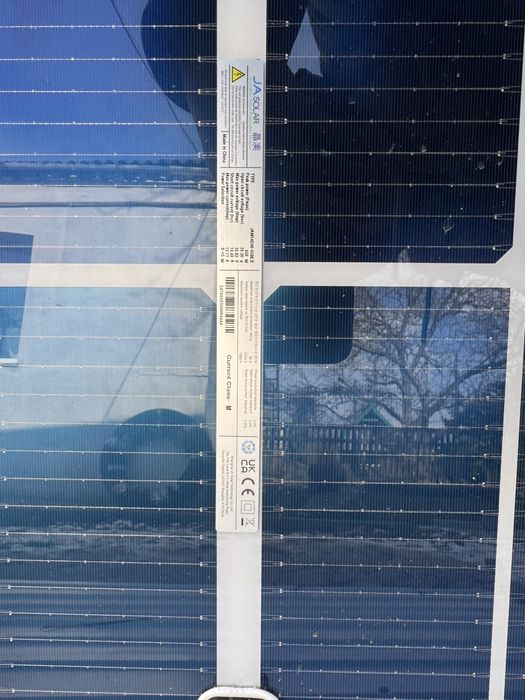 Сонячні панелі в наявності.