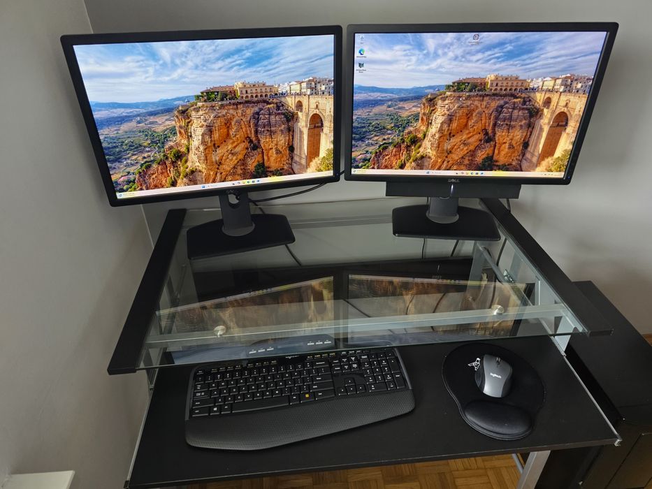Komputer PC Intel i5, dwa monitory Dell, zestaw Logitech + biurko