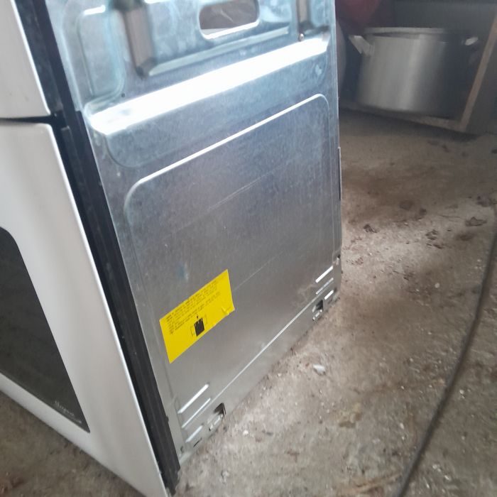 Вставна в кухню газова печка.
