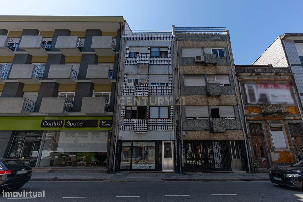 Apartamento T2+1 com Terraço na Prestigiada Rua da Alegria