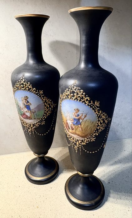 Par de grandes magníficas jarras-vidro opalino c. pinturas miniaturas