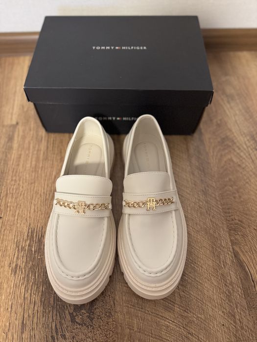 Лофери молочні Tommy Hilfiger (нові, 39 розмір)
