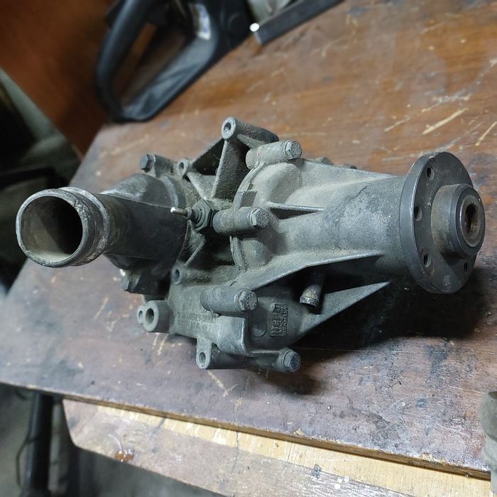 Помпа зкорпусом і термостатом двигун  ом 601-602 мерседес т1