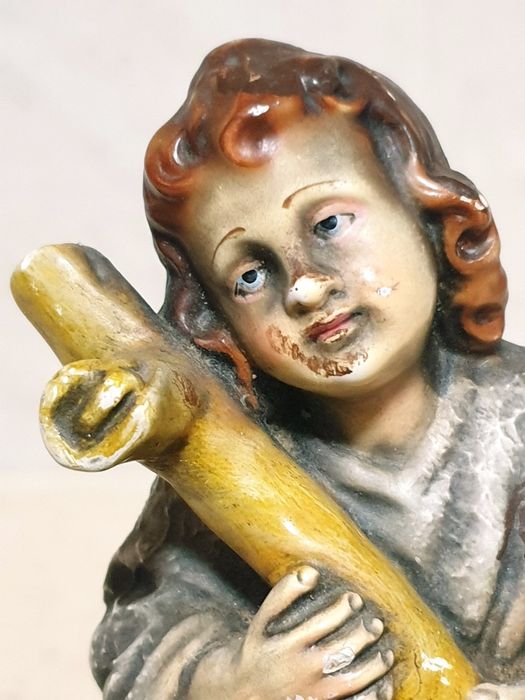 Pequena amorosa figura Menino Jesus com a cruz em cerâmica portuguesa