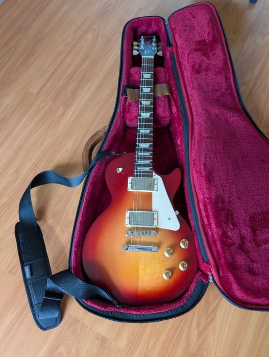 Guitarras e baixos