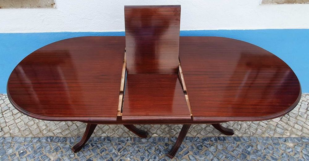 Mesa de jantar em madeira