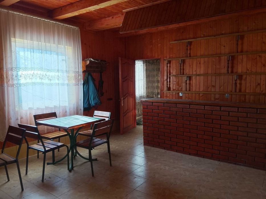 Житловий будинок з вбудованими приміщеннями комерційного призначення