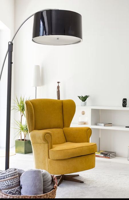 Poltrona Orejera em Veludo Mostarda (Design Moderno)