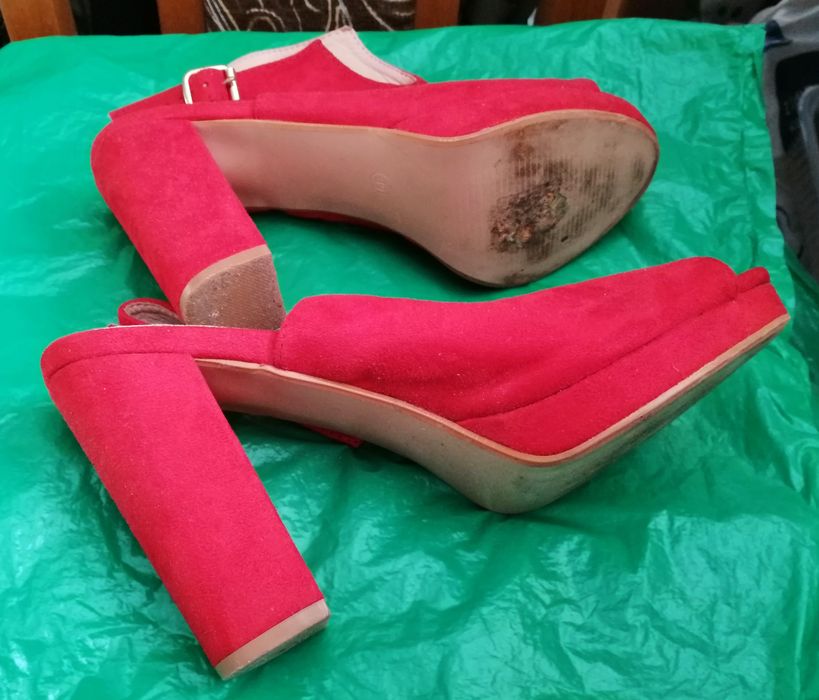 Sprzedam sandały na obcasie 39