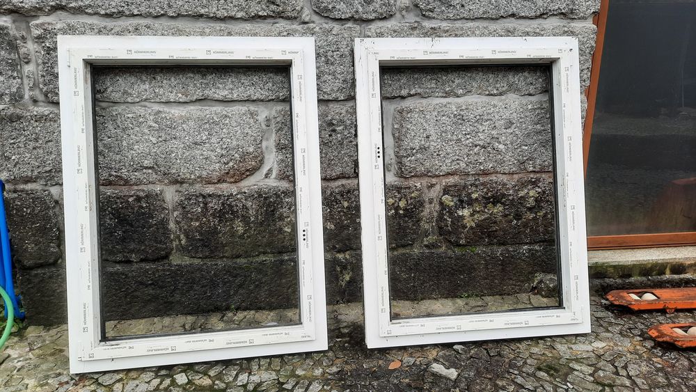 2 janelas com acabamento a alumínio antrcite L 1,20 X A 1,57 cm.
