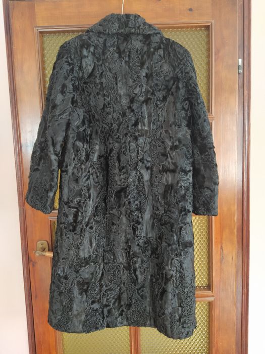 Sprzedam futro z karakuł czarne - długie.