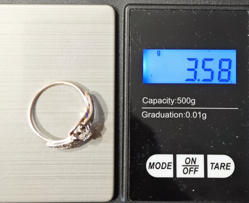 Золота каблучка, з діамантами і смарагдом, 583 проба.