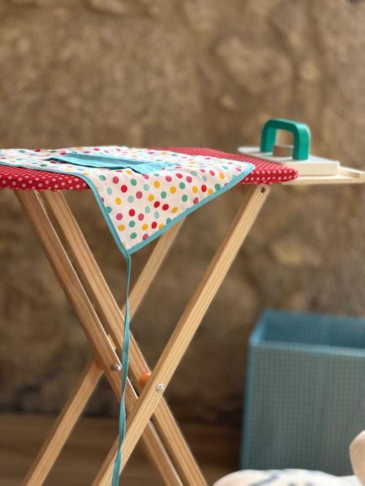 Estendal e tábua de passar em madeira