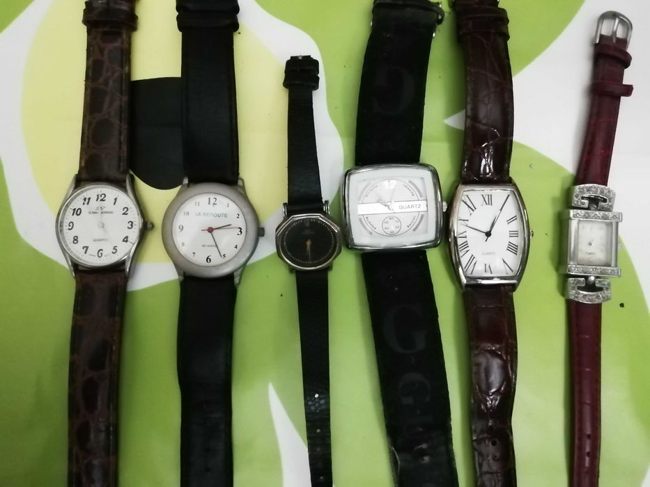 32 relógios variados