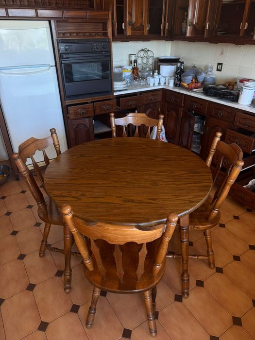 Mesa de madeira + 4 cadeiras