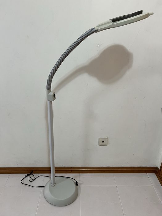 Candeeiro para estetica com lupa