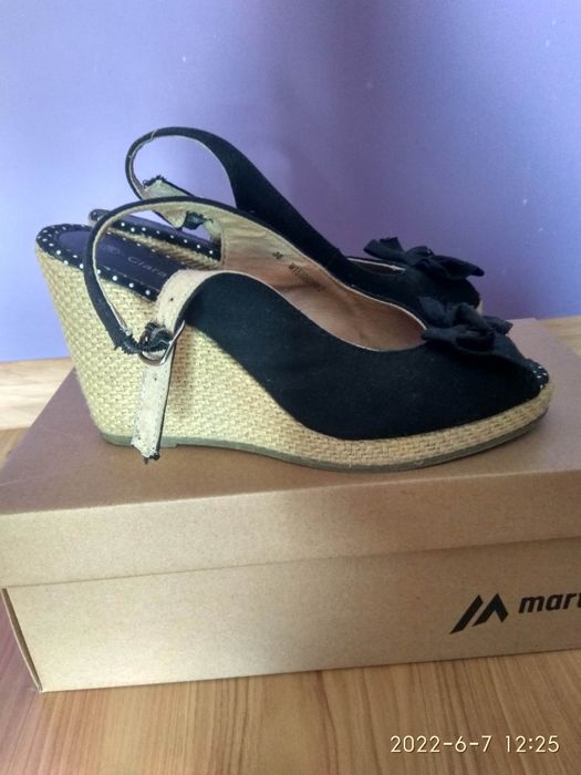 Czarne sandały na koturnie