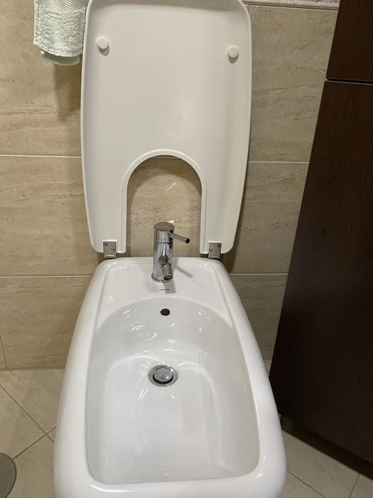 Bidé com tampa e torneira