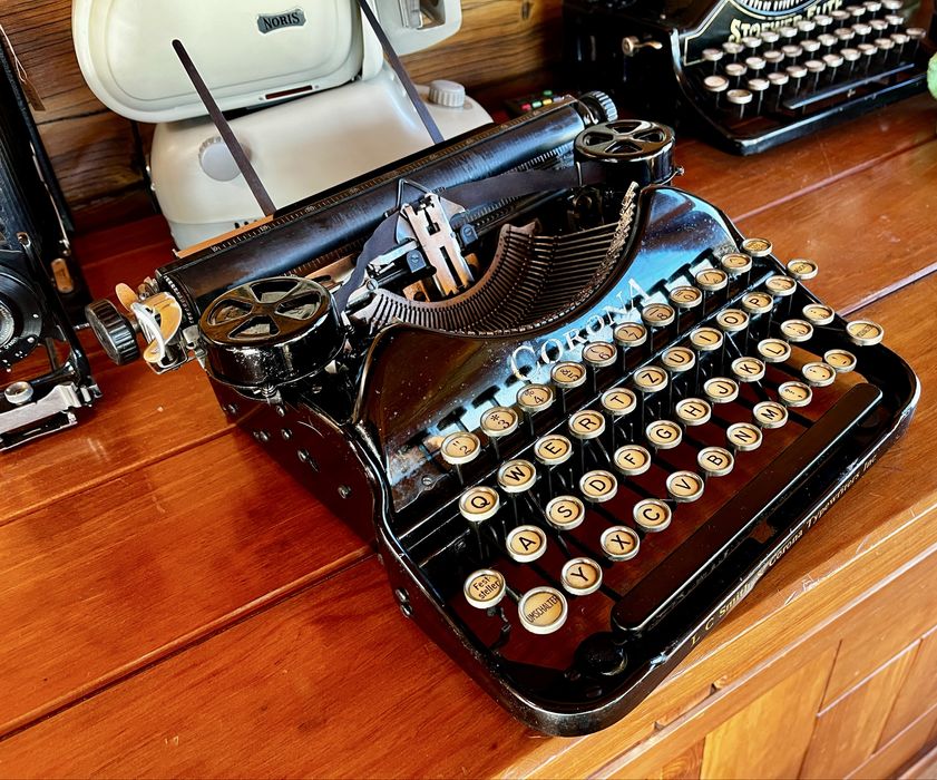 Antiga maquina de escrever Corona