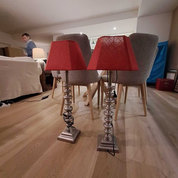 Conjunto de candeeiros elegantes com abajur encarnado