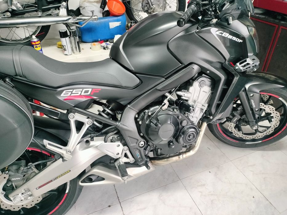 Vendo Honda CB 650f de2015 como nova com apenas 20mil quilómetros.