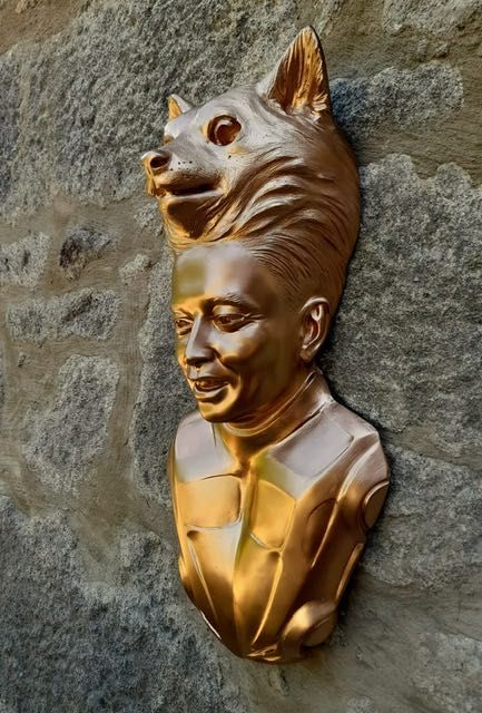 Escultura única de Elon Musk com cabeça de lobo